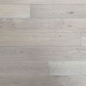 Tarima flotante de madera de roble brisa.