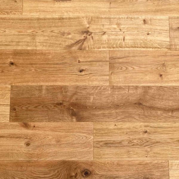 Tarima flotante de madera de roble merlot.